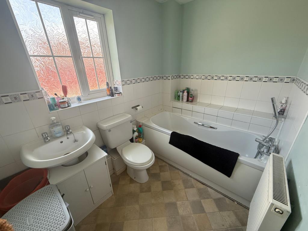 Lot: 94 - SEMI-DETACHED HOUSE FOR INVESTMENT - Bathroom